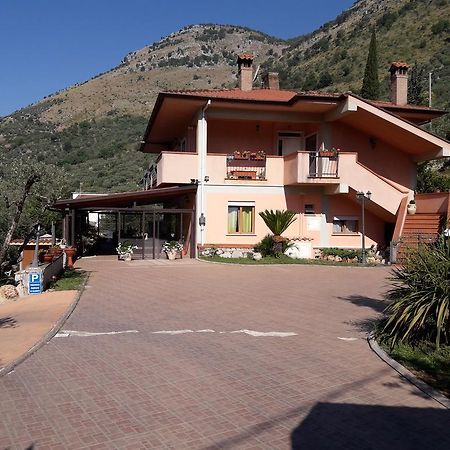 Solerosa Bed & Breakfast ฟอนดี ภายนอก รูปภาพ