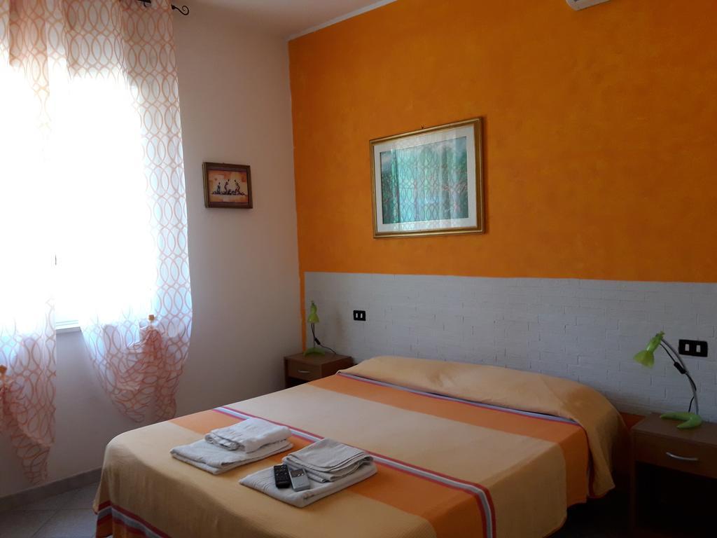Solerosa Bed & Breakfast ฟอนดี ภายนอก รูปภาพ